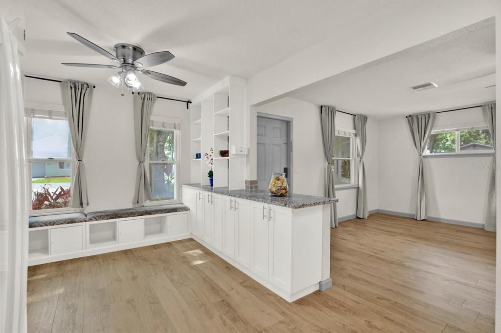 For Sale: $425,000 (3 beds, 2 baths, 1250 Square Feet)