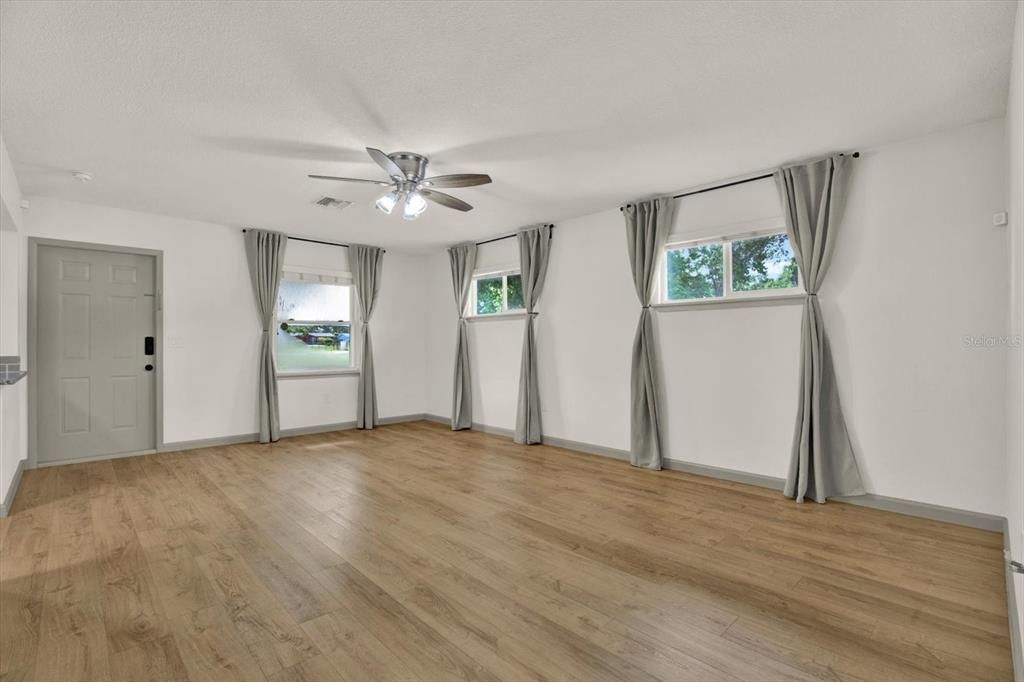 For Sale: $425,000 (3 beds, 2 baths, 1250 Square Feet)