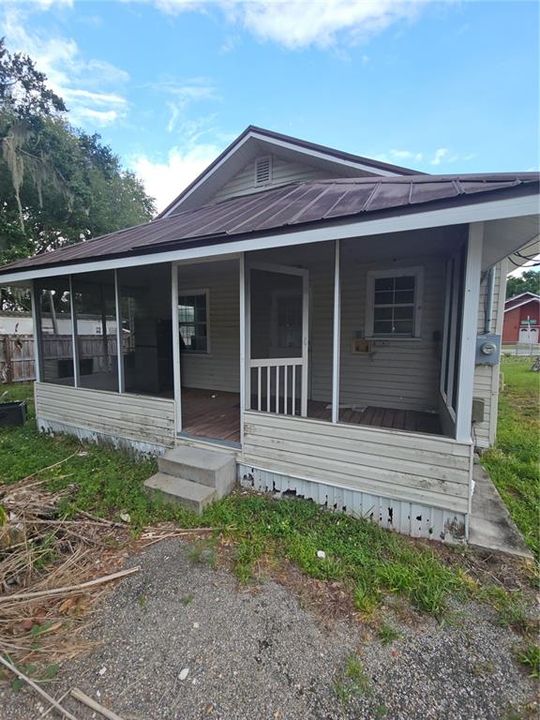 For Sale: $199,999 (2 beds, 1 baths, 880 Square Feet)