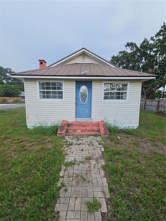 For Sale: $199,999 (2 beds, 1 baths, 880 Square Feet)