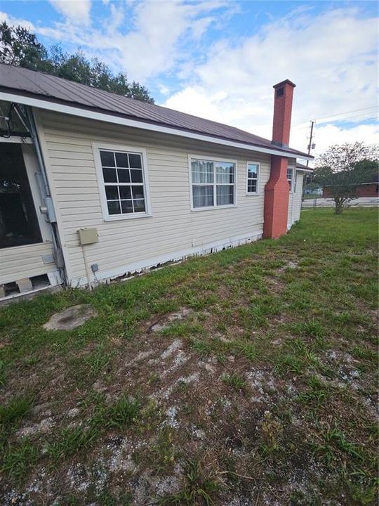 For Sale: $199,999 (2 beds, 1 baths, 880 Square Feet)