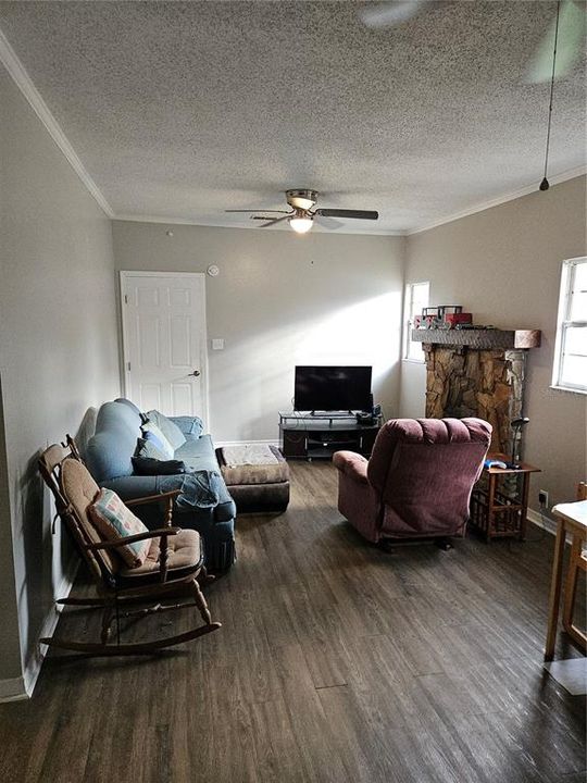 For Sale: $199,999 (2 beds, 1 baths, 880 Square Feet)