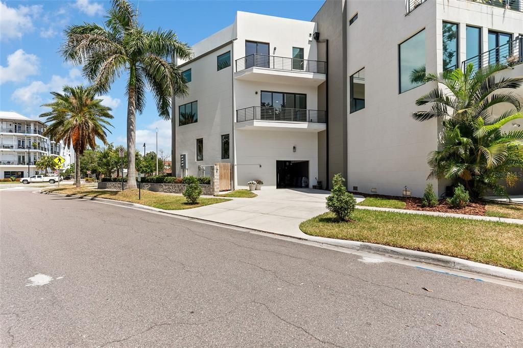 For Sale: $2,100,000 (3 beds, 3 baths, 3057 Square Feet)