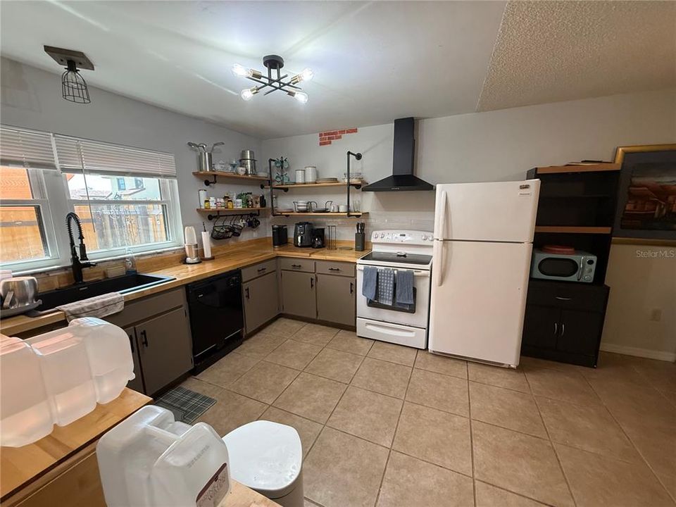 На продажу: $259,999 (3 спален, 2 ванн, 1586 Квадратных фут)