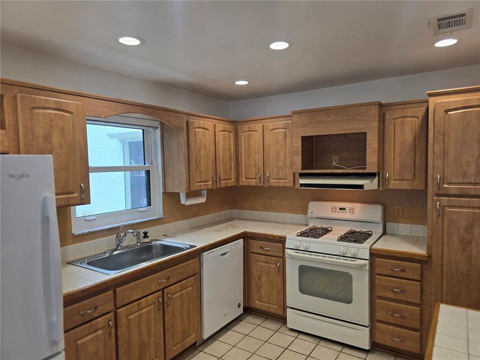For Sale: $209,000 (2 beds, 2 baths, 1245 Square Feet)