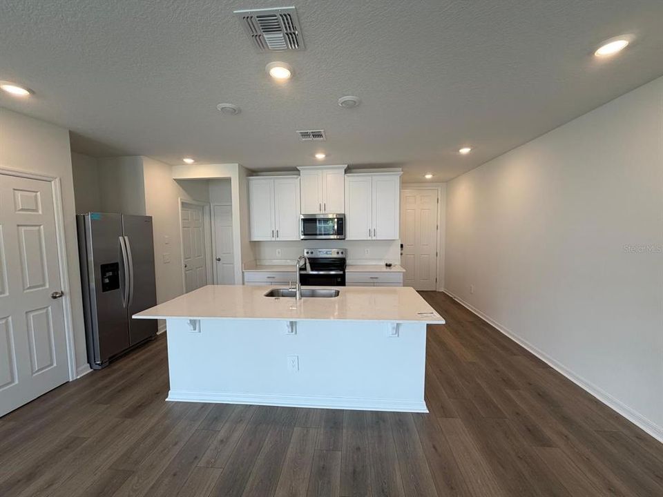 For Rent: $2,400 (3 beds, 2 baths, 1566 Square Feet)