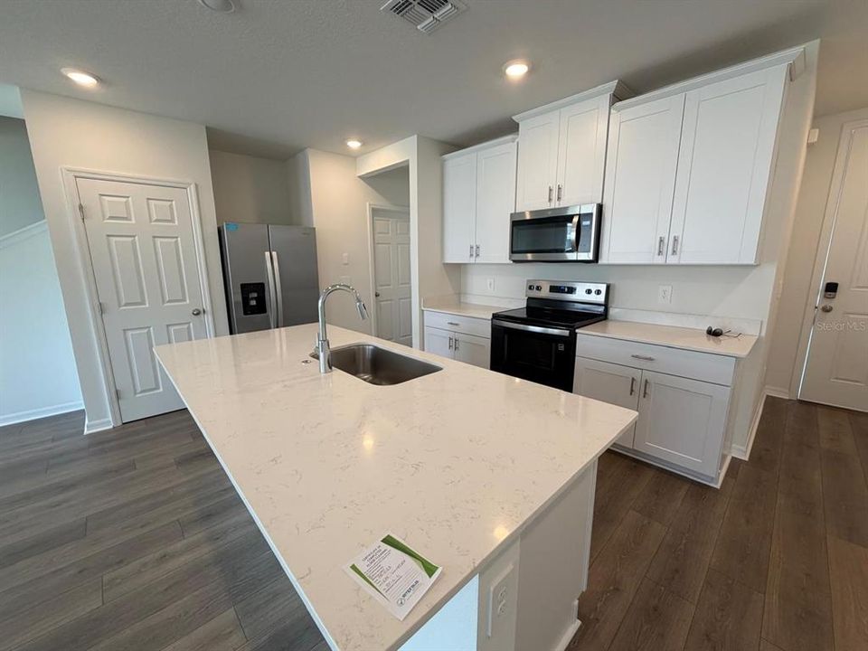 For Rent: $2,400 (3 beds, 2 baths, 1566 Square Feet)