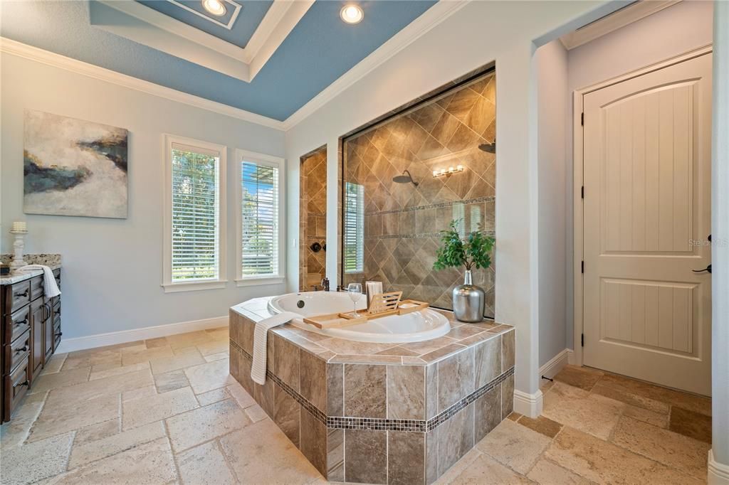 For Sale: $2,500,000 (5 beds, 6 baths, 5239 Square Feet)