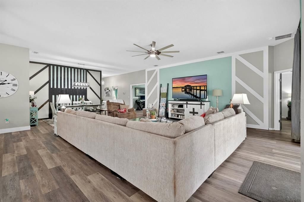 En Venta: $424,900 (4 camas, 3 baños, 2363 Pies cuadrados)