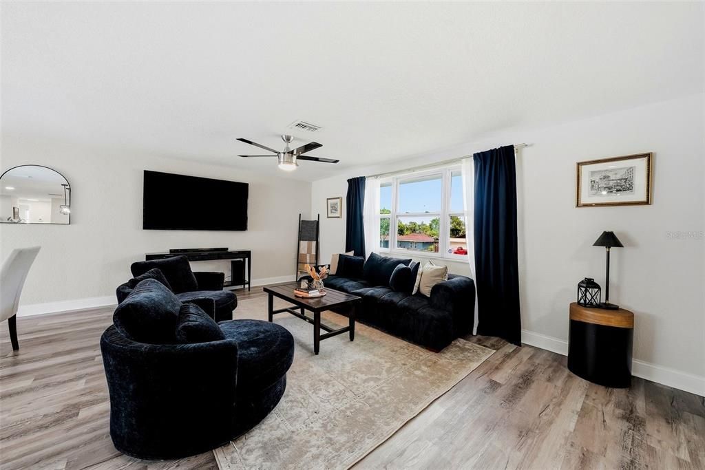 На продажу: $365,000 (3 спален, 2 ванн, 1696 Квадратных фут)