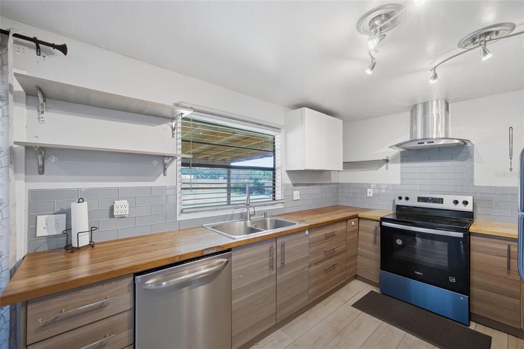 For Sale: $355,000 (3 beds, 2 baths, 1584 Square Feet)