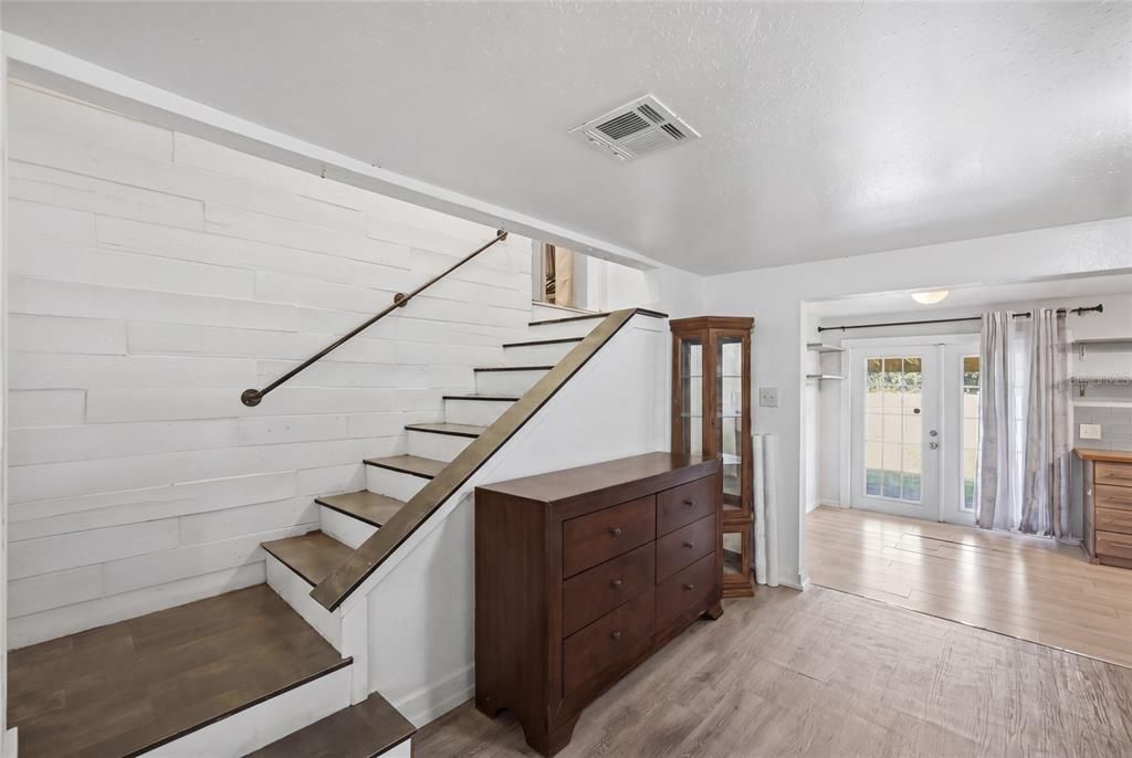 For Sale: $355,000 (3 beds, 2 baths, 1584 Square Feet)