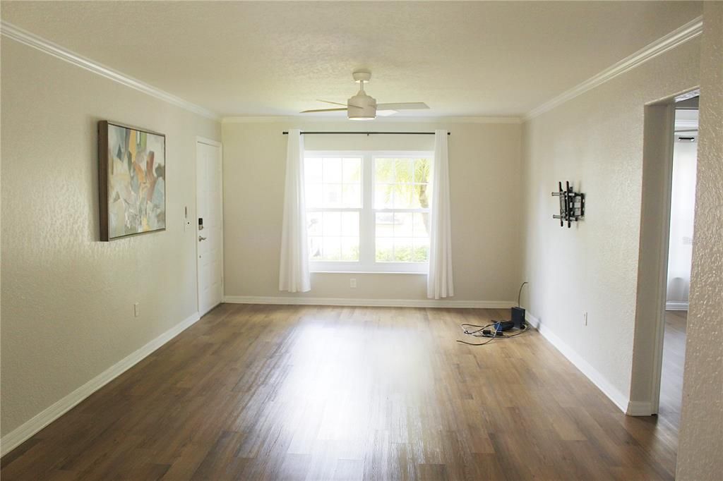 For Sale: $186,750 (1 beds, 2 baths, 1025 Square Feet)