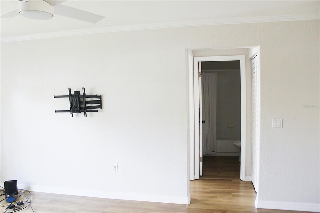 For Sale: $186,750 (1 beds, 2 baths, 1025 Square Feet)