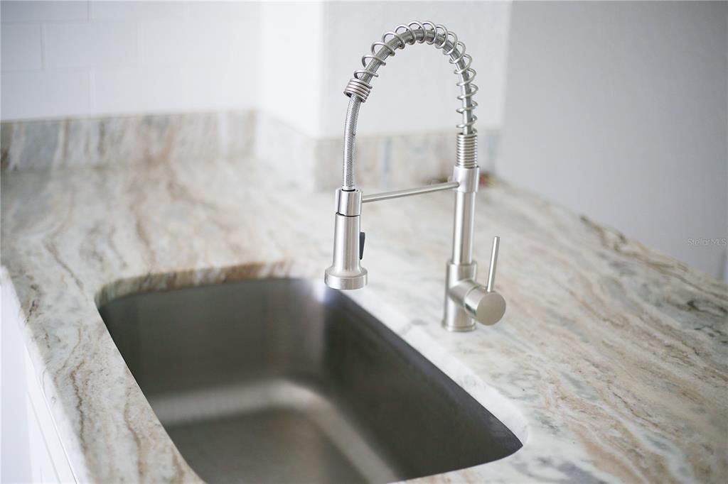 For Sale: $186,750 (1 beds, 2 baths, 1025 Square Feet)