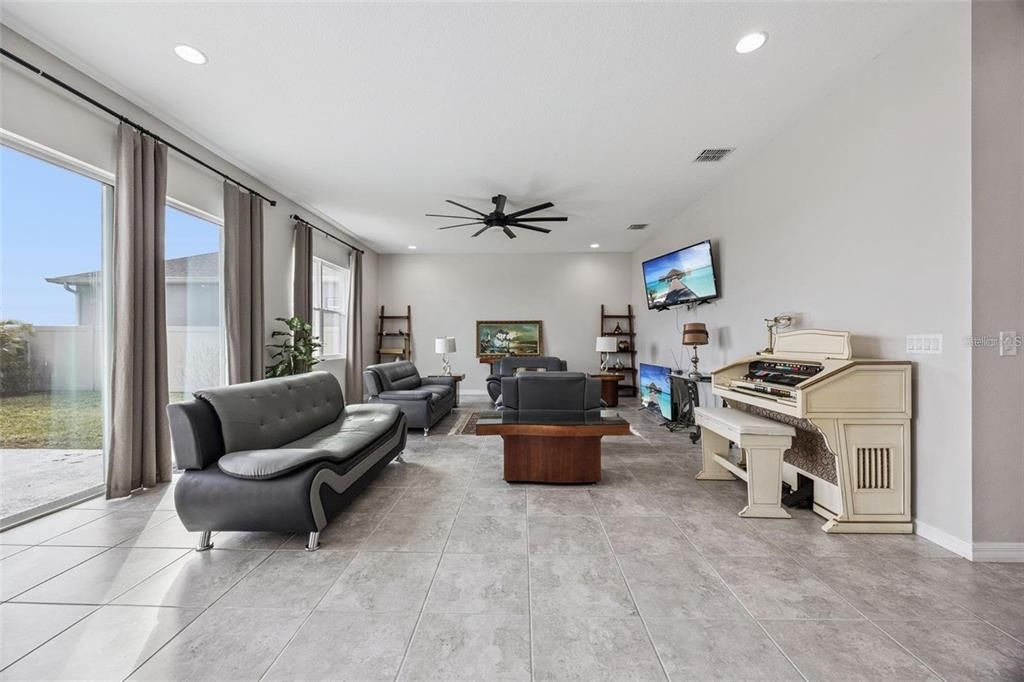 For Sale: $490,000 (4 beds, 3 baths, 2963 Square Feet)