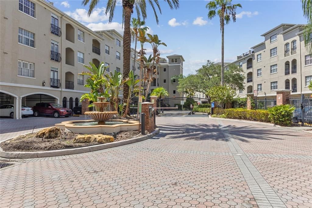 Active With Contract: $2,390 (1 beds, 1 baths, 784 Square Feet)