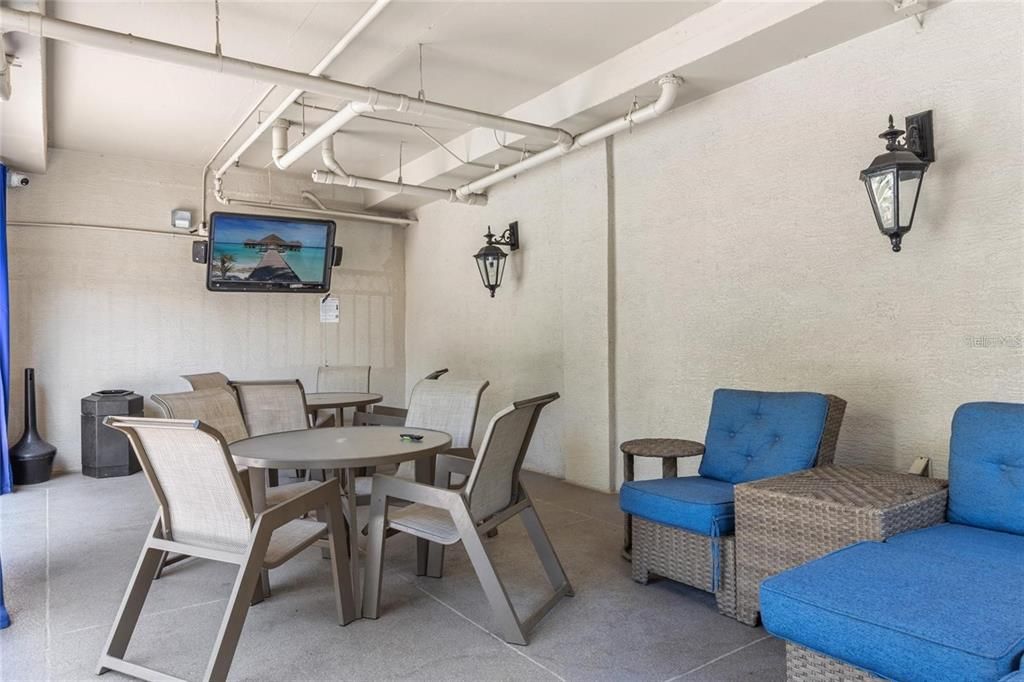 Active With Contract: $2,390 (1 beds, 1 baths, 784 Square Feet)