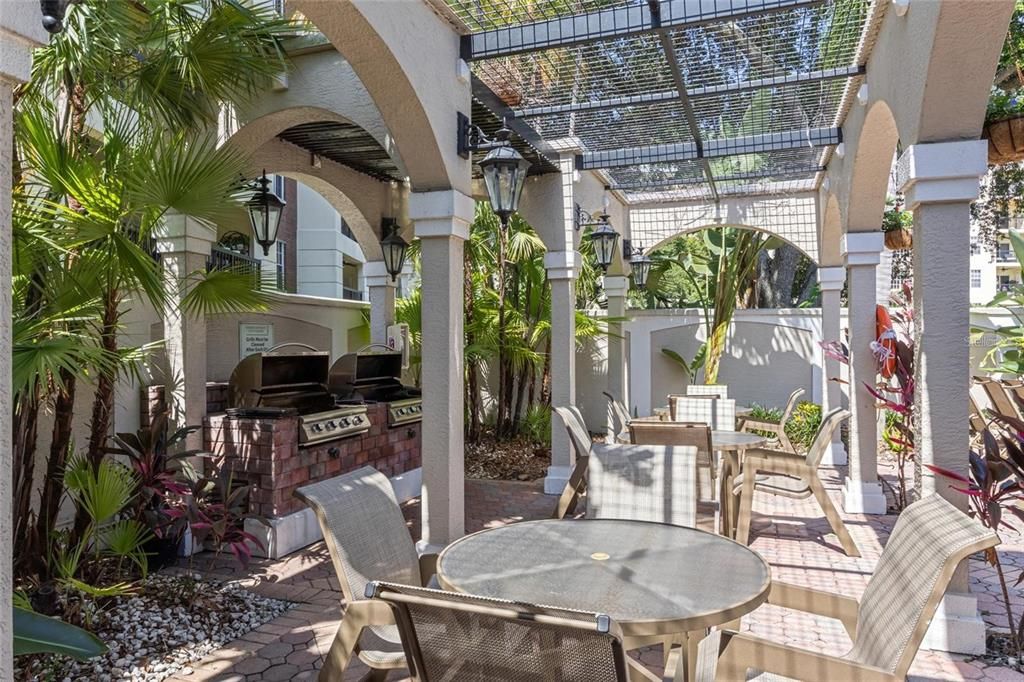 Active With Contract: $2,390 (1 beds, 1 baths, 784 Square Feet)