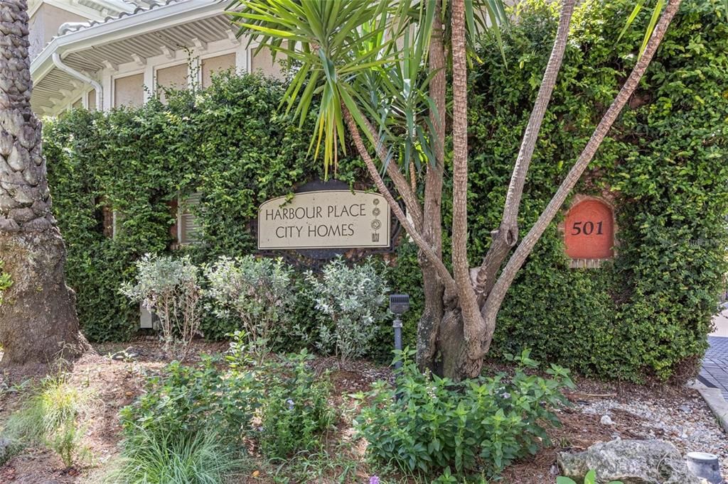 Active With Contract: $2,390 (1 beds, 1 baths, 784 Square Feet)