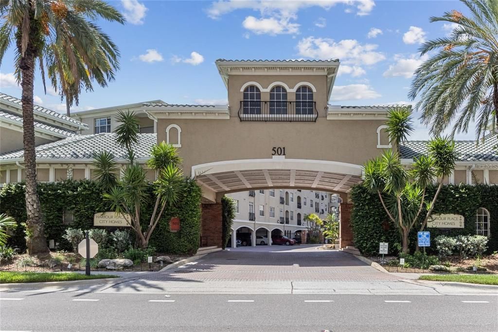 Active With Contract: $2,390 (1 beds, 1 baths, 784 Square Feet)