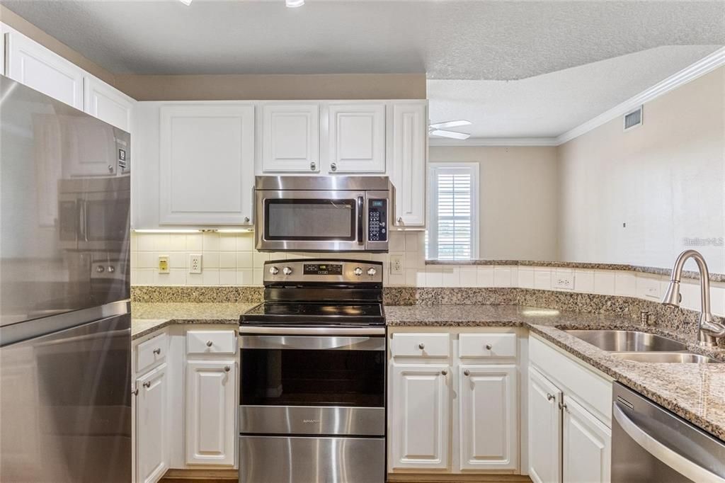 Active With Contract: $2,390 (1 beds, 1 baths, 784 Square Feet)