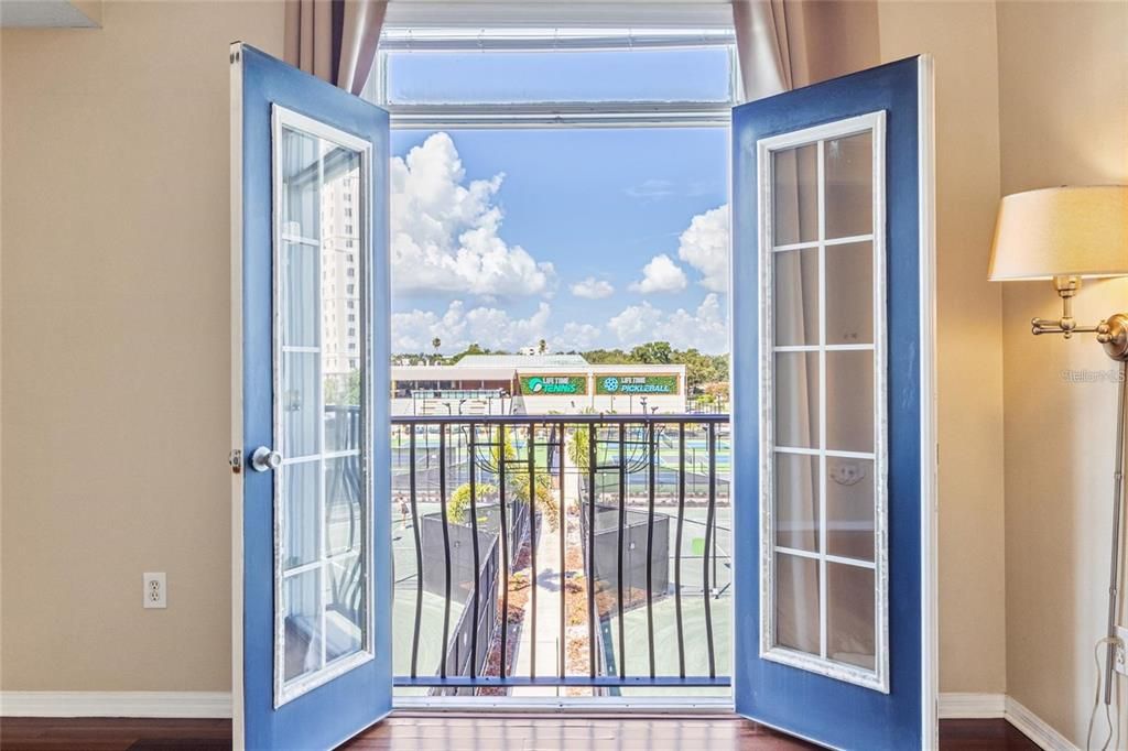 Active With Contract: $2,390 (1 beds, 1 baths, 784 Square Feet)