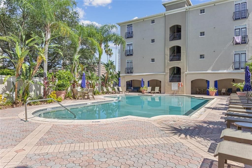 Active With Contract: $2,390 (1 beds, 1 baths, 784 Square Feet)