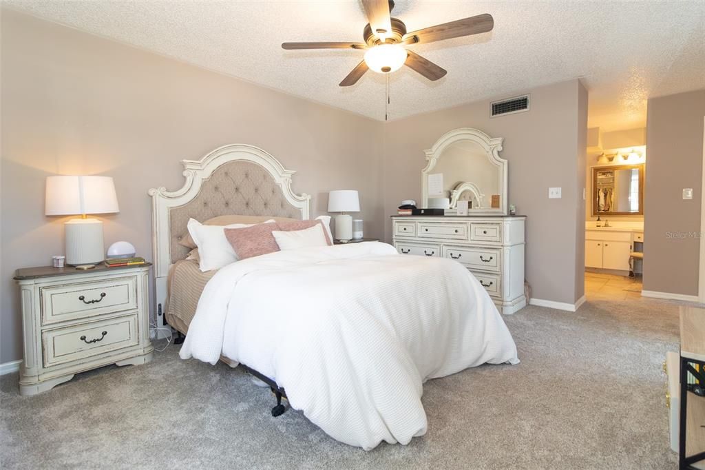 For Sale: $225,000 (2 beds, 2 baths, 1000 Square Feet)