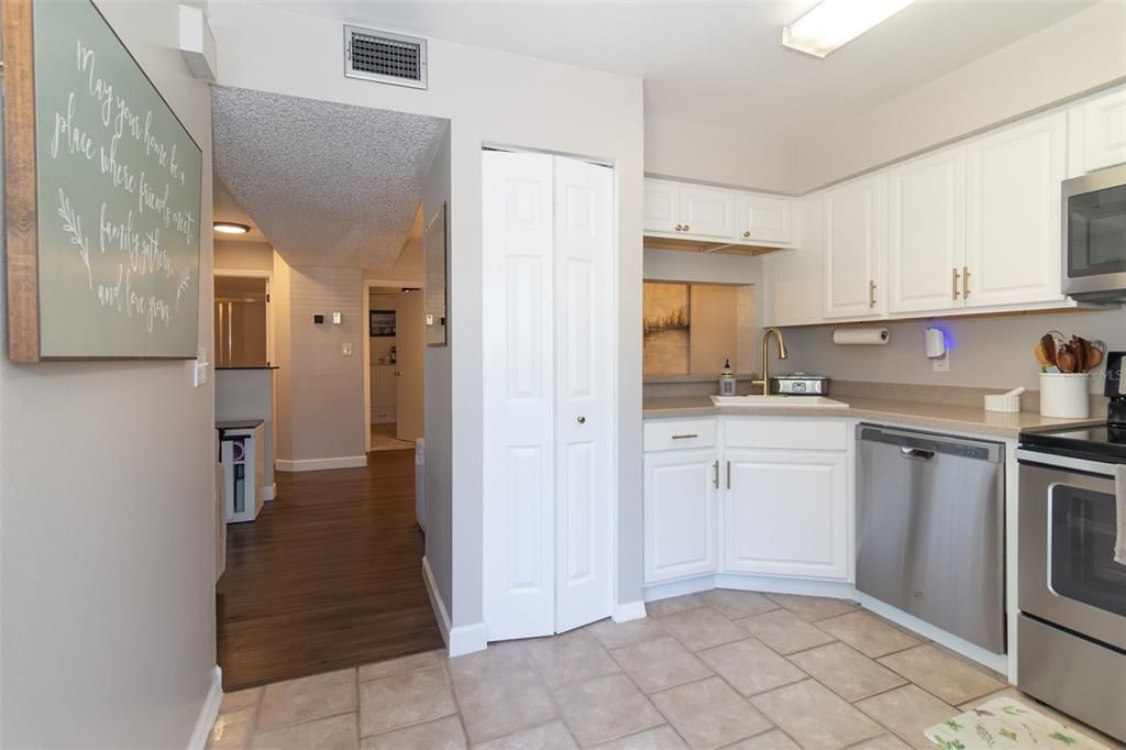 For Sale: $225,000 (2 beds, 2 baths, 1000 Square Feet)