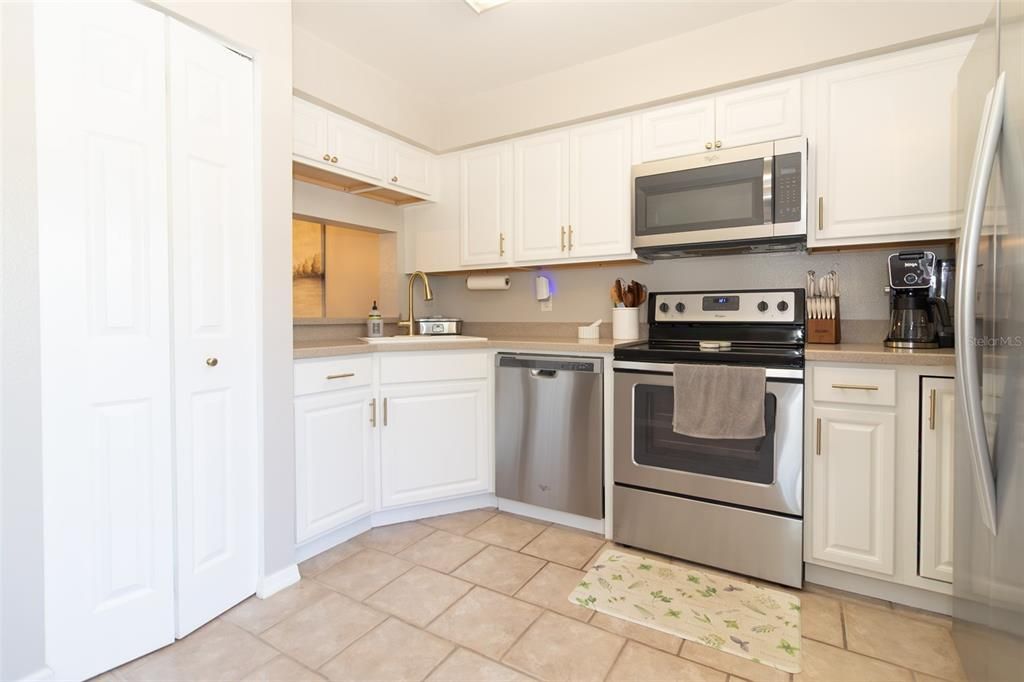 For Sale: $225,000 (2 beds, 2 baths, 1000 Square Feet)