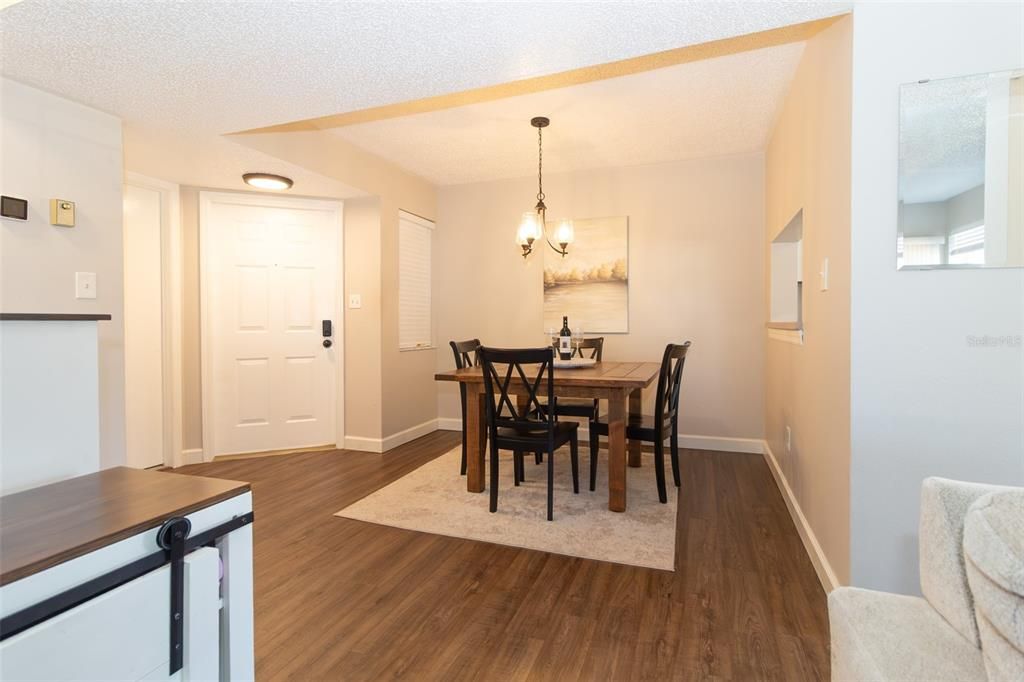 For Sale: $225,000 (2 beds, 2 baths, 1000 Square Feet)