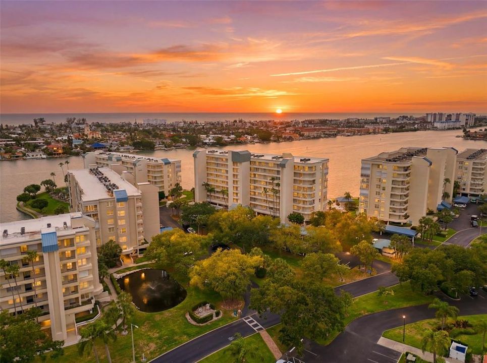 На продажу: $800,000 (2 спален, 2 ванн, 1300 Квадратных фут)