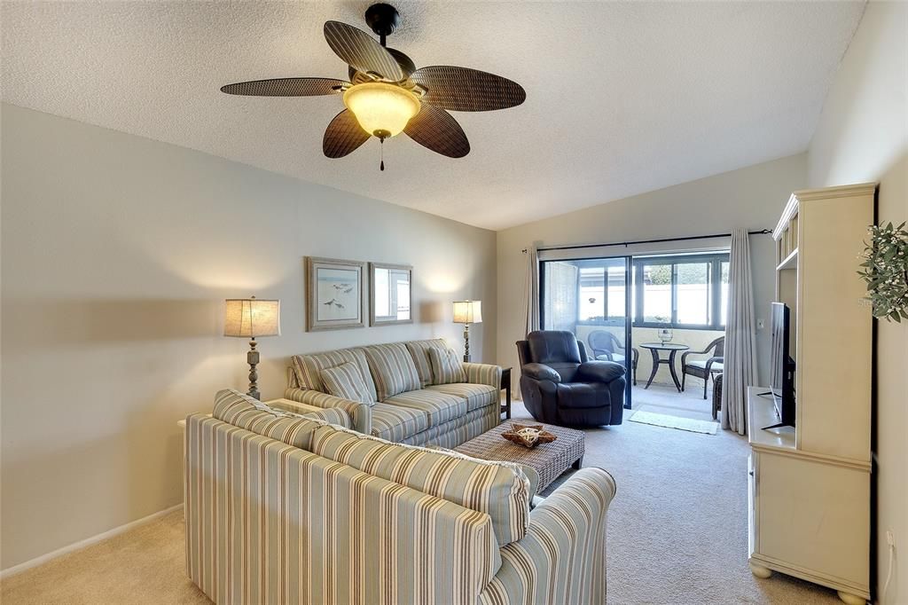 For Sale: $149,000 (1 beds, 1 baths, 812 Square Feet)