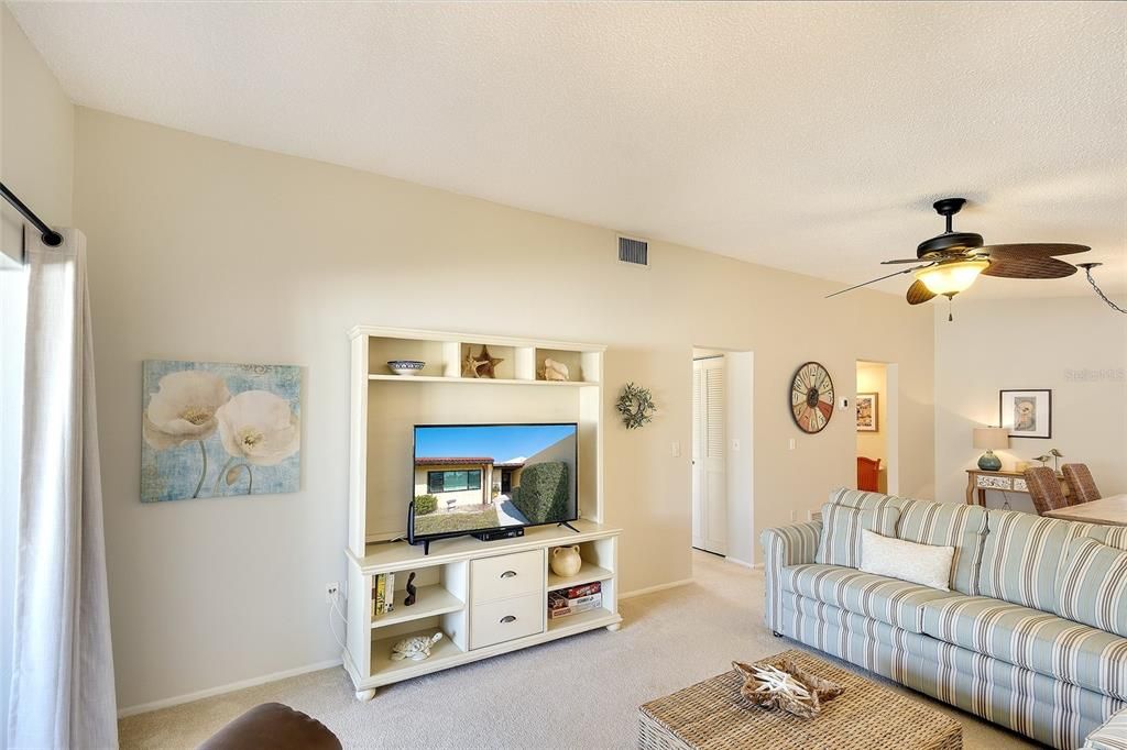 For Sale: $149,000 (1 beds, 1 baths, 812 Square Feet)