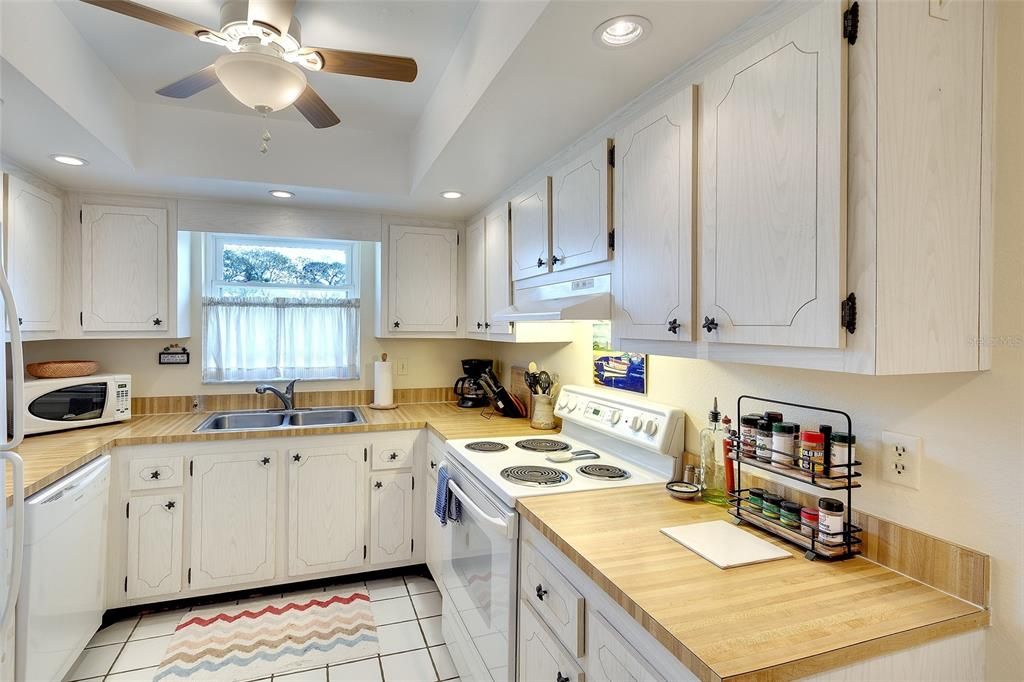 For Sale: $149,000 (1 beds, 1 baths, 812 Square Feet)
