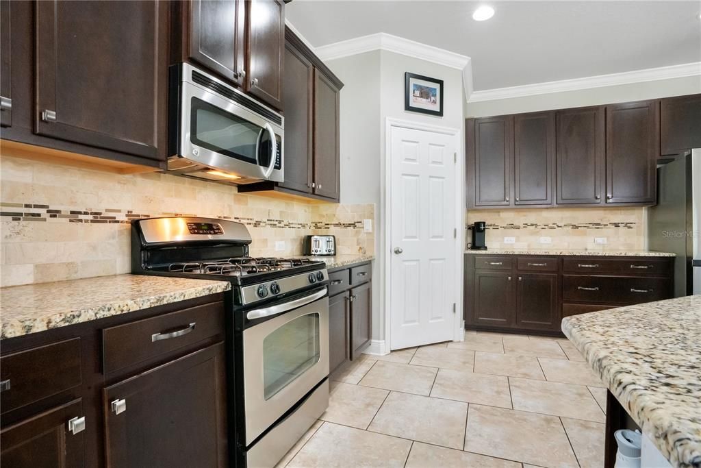 For Sale: $488,900 (4 beds, 3 baths, 2574 Square Feet)