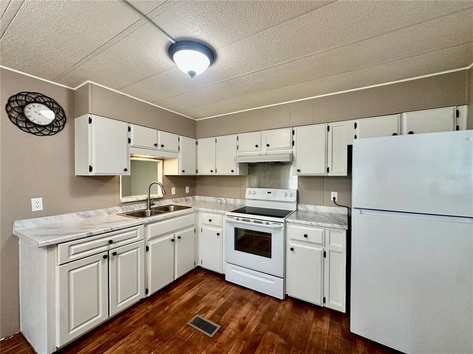 For Sale: $99,000 (2 beds, 2 baths, 1104 Square Feet)
