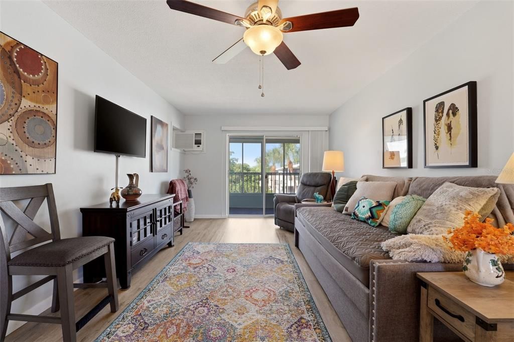 For Sale: $79,500 (1 beds, 1 baths, 576 Square Feet)