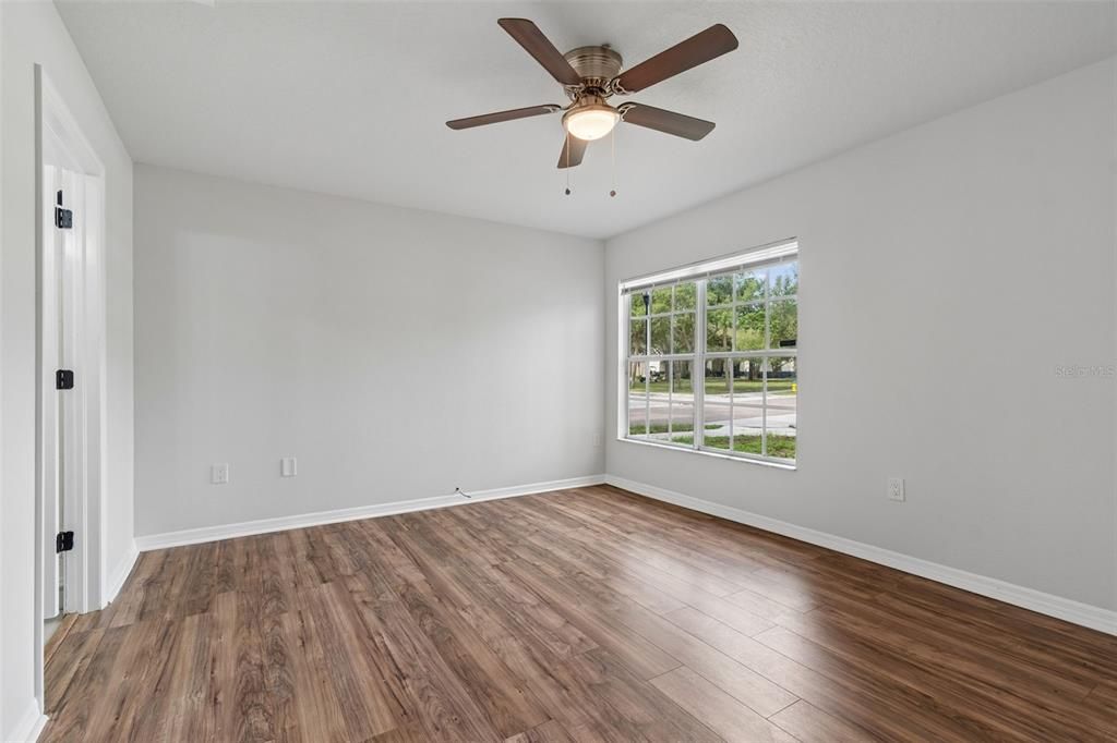 На продажу: $370,000 (4 спален, 2 ванн, 1614 Квадратных фут)