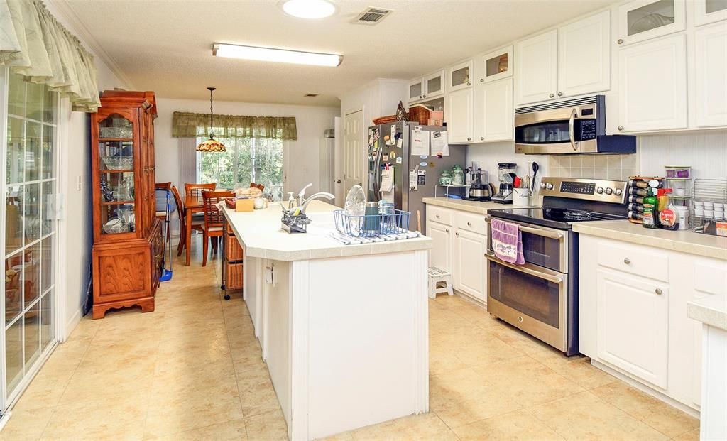 For Sale: $220,000 (3 beds, 2 baths, 1664 Square Feet)