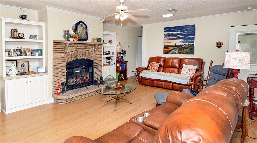 For Sale: $220,000 (3 beds, 2 baths, 1664 Square Feet)