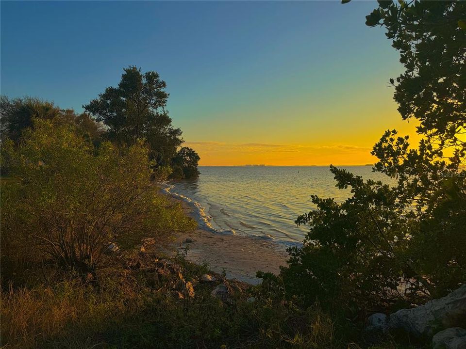 For Sale: $325,000 (2 beds, 1 baths, 816 Square Feet)