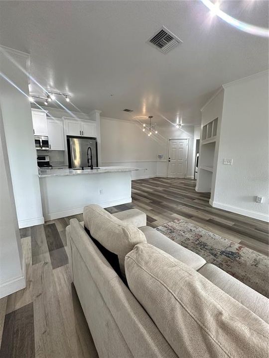 For Sale: $229,999 (2 beds, 2 baths, 1091 Square Feet)