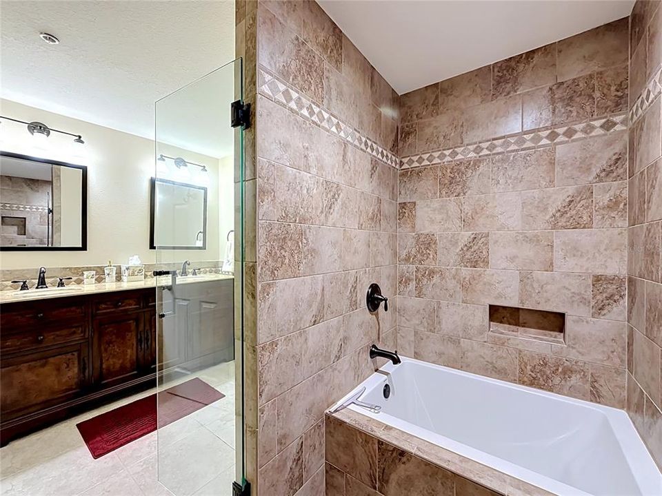 На продажу: $354,999 (2 спален, 2 ванн, 1176 Квадратных фут)