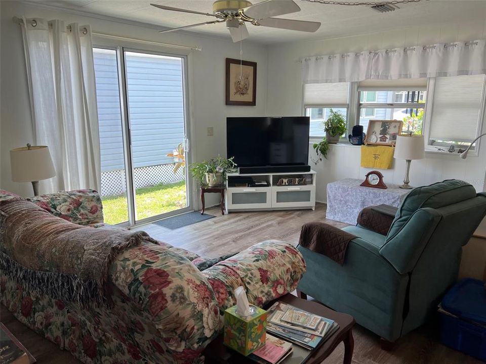 For Sale: $98,500 (2 beds, 2 baths, 984 Square Feet)