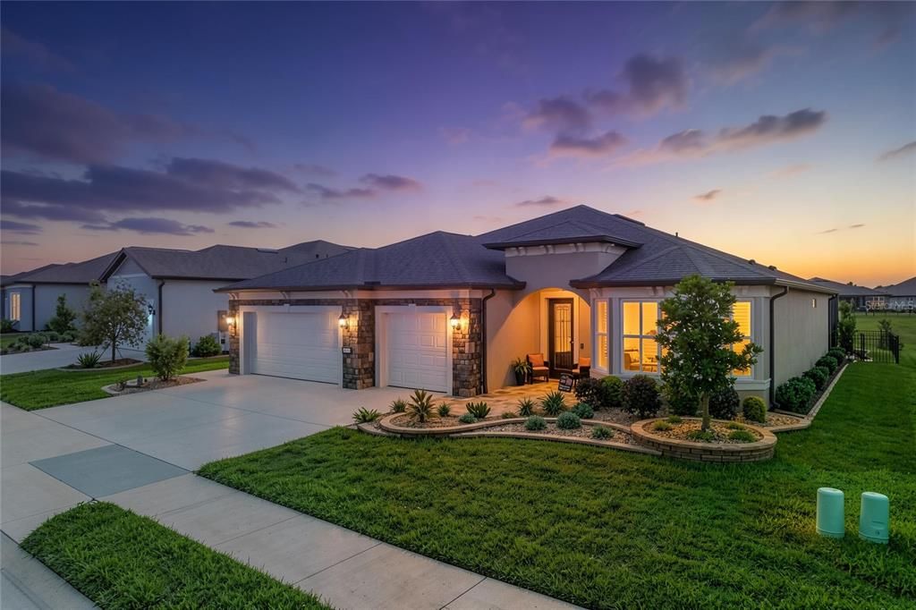 For Sale: $634,436 (2 beds, 2 baths, 2304 Square Feet)