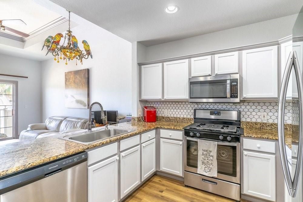 For Sale: $179,000 (1 beds, 1 baths, 823 Square Feet)