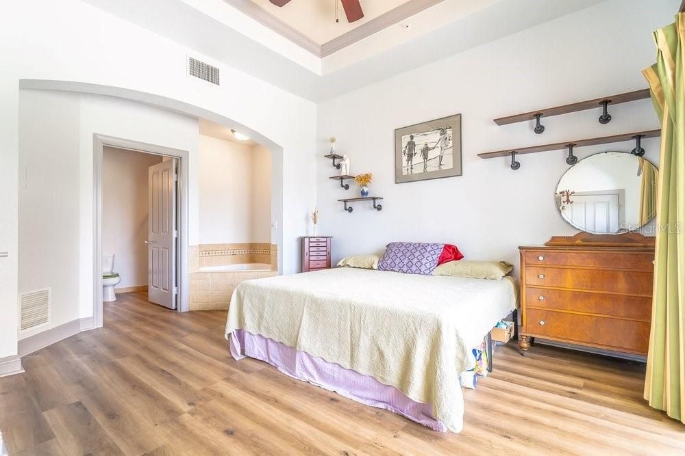 For Sale: $179,000 (1 beds, 1 baths, 823 Square Feet)