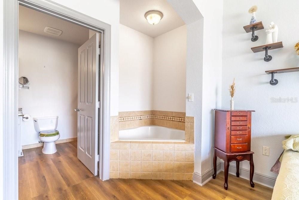 For Sale: $179,000 (1 beds, 1 baths, 823 Square Feet)